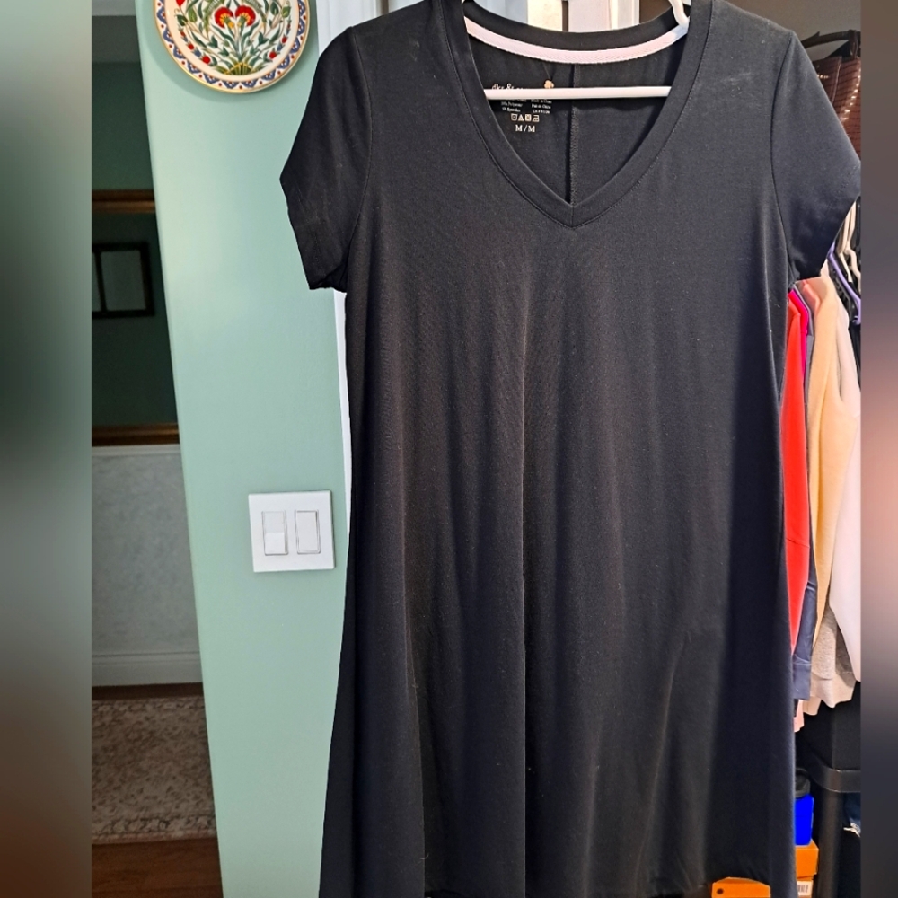 Black Short Sleeve V-Neck Dress